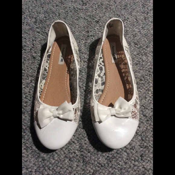 American Eagle White Lacey Patent Ballet Flats w. Bow - Picture 1 of 3